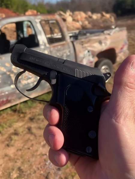 试射贝雷塔21a山猫型半自动手枪,小巧易控,轻盈灵便,稳定可靠-度小视