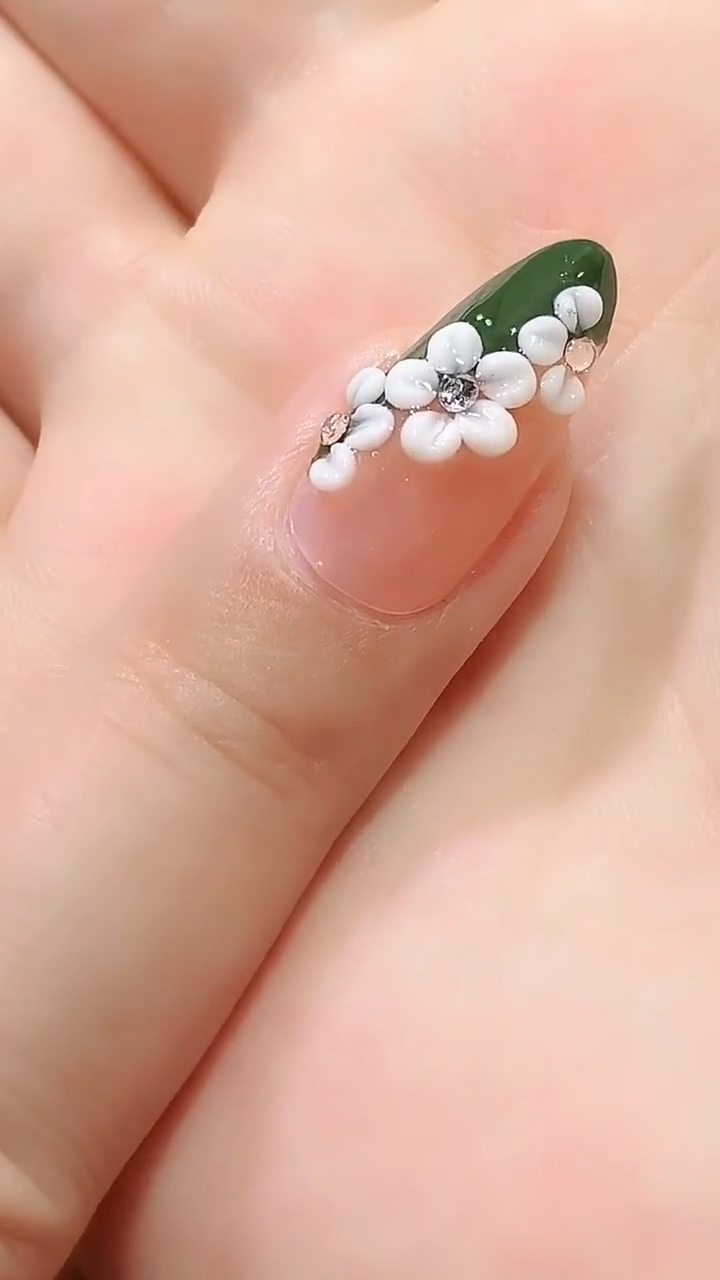 法式五瓣花氛围感美甲