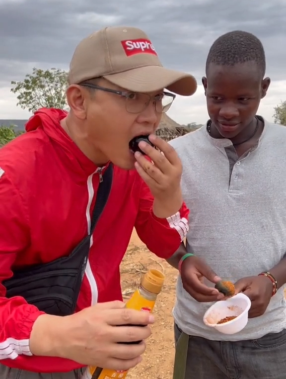 外国人吃皮蛋,这小子不服非要在试试而且还要粘辣椒!(下)-度小视