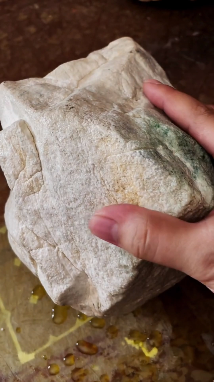 老坑的木那白岩砂翡翠原石种水一流表现惊奇切开能否也惊奇