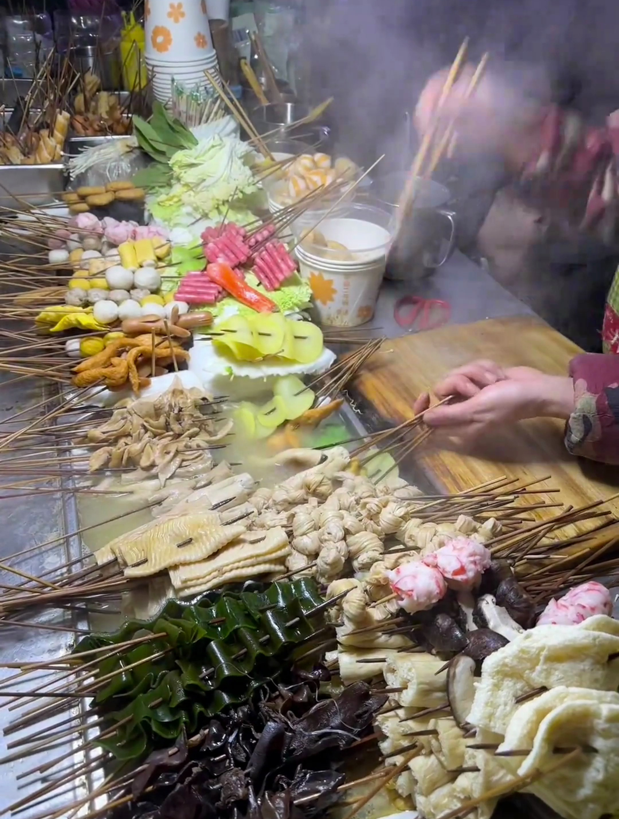 天冷了,深夜吃点热乎乎的街头水煮串串