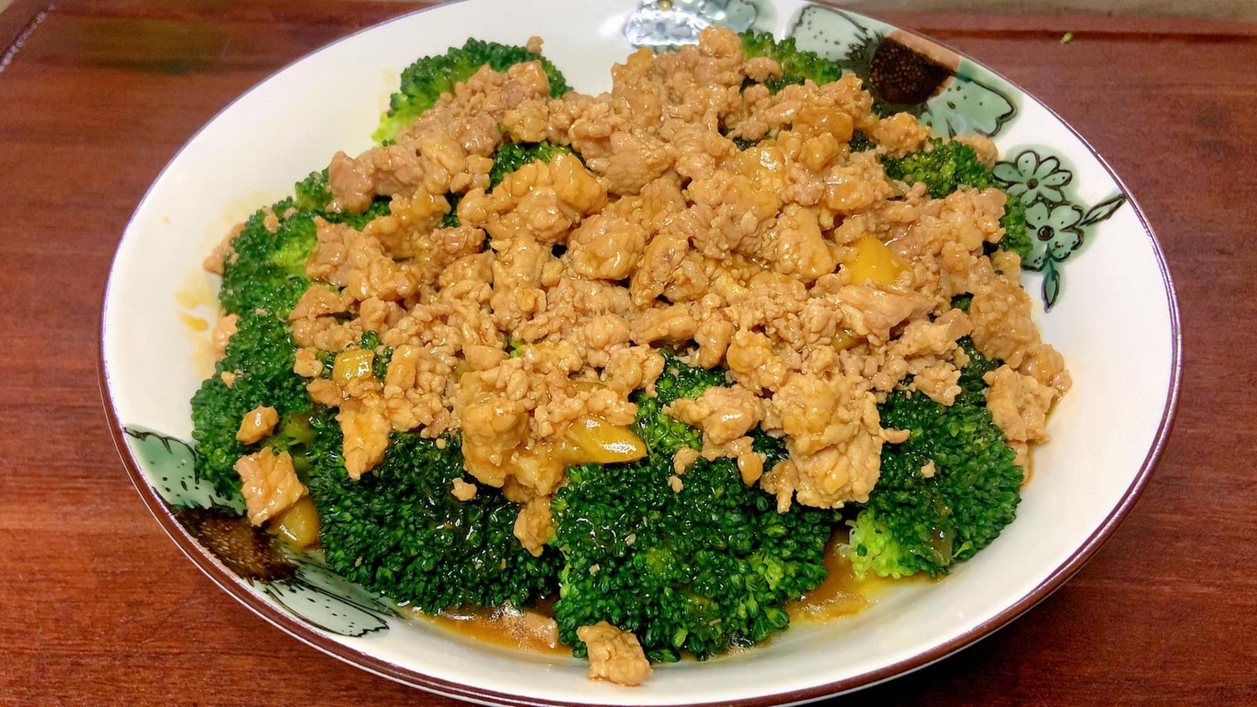 把西兰花放进锅里蒸一蒸,出锅瞬间变美食,一口一个,吃着真过瘾
