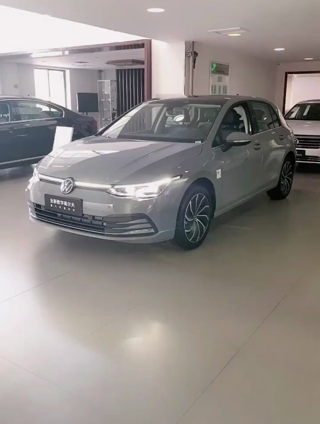 高尔夫8月岩灰颜色很酷,自带车衣,回头率很高的