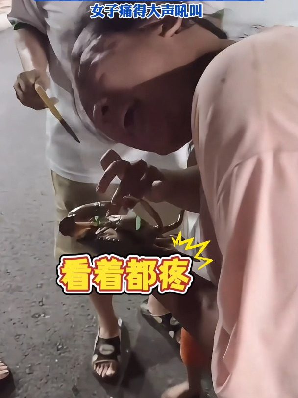 女子买螃蟹手被螃蟹钳夹住,几人想用钳子打开,没想到夹得更紧了