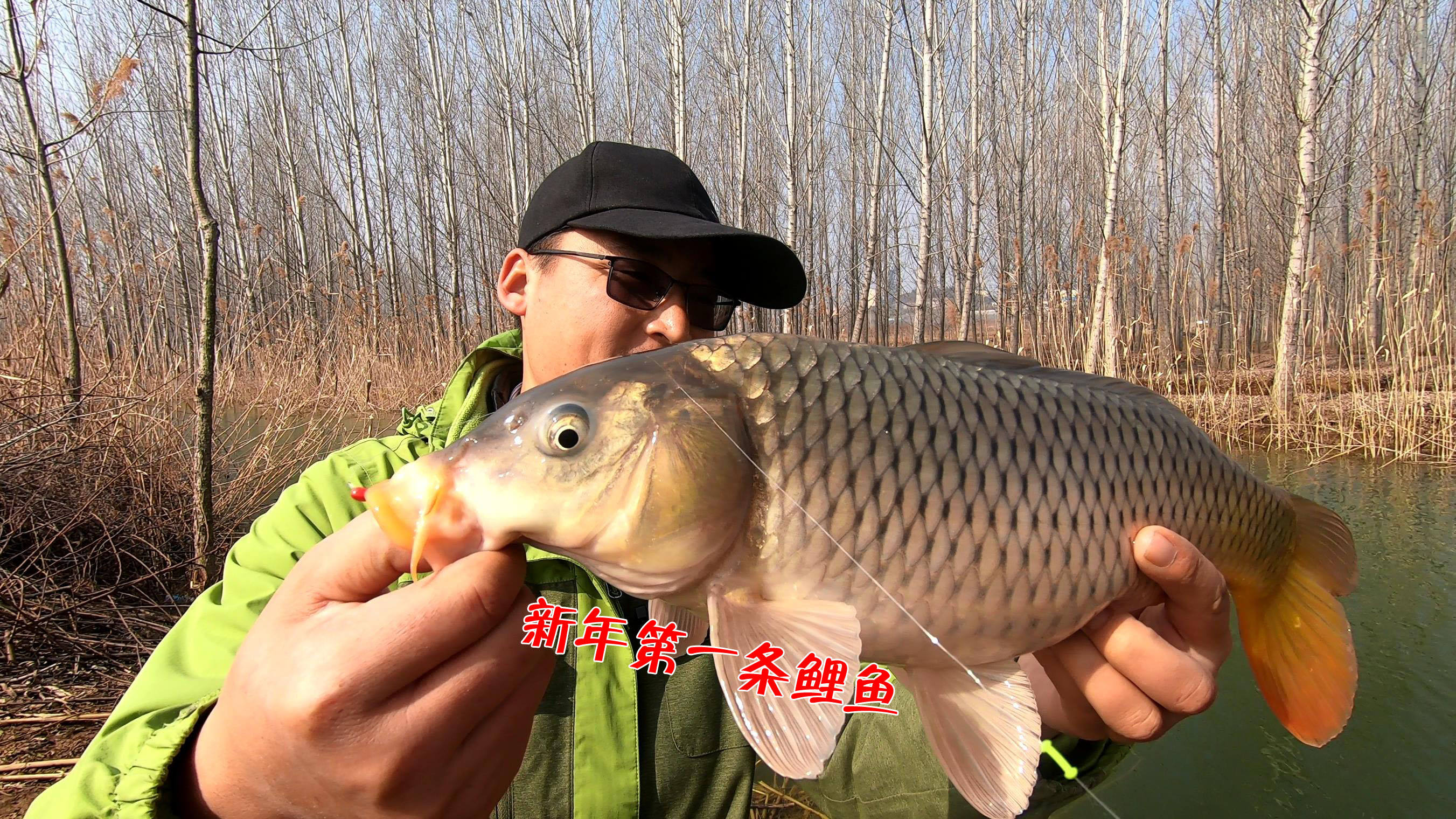 双胞胎兄弟河边钓鱼捡个车,这还不算完,更可气的居然还大鲫大鲤