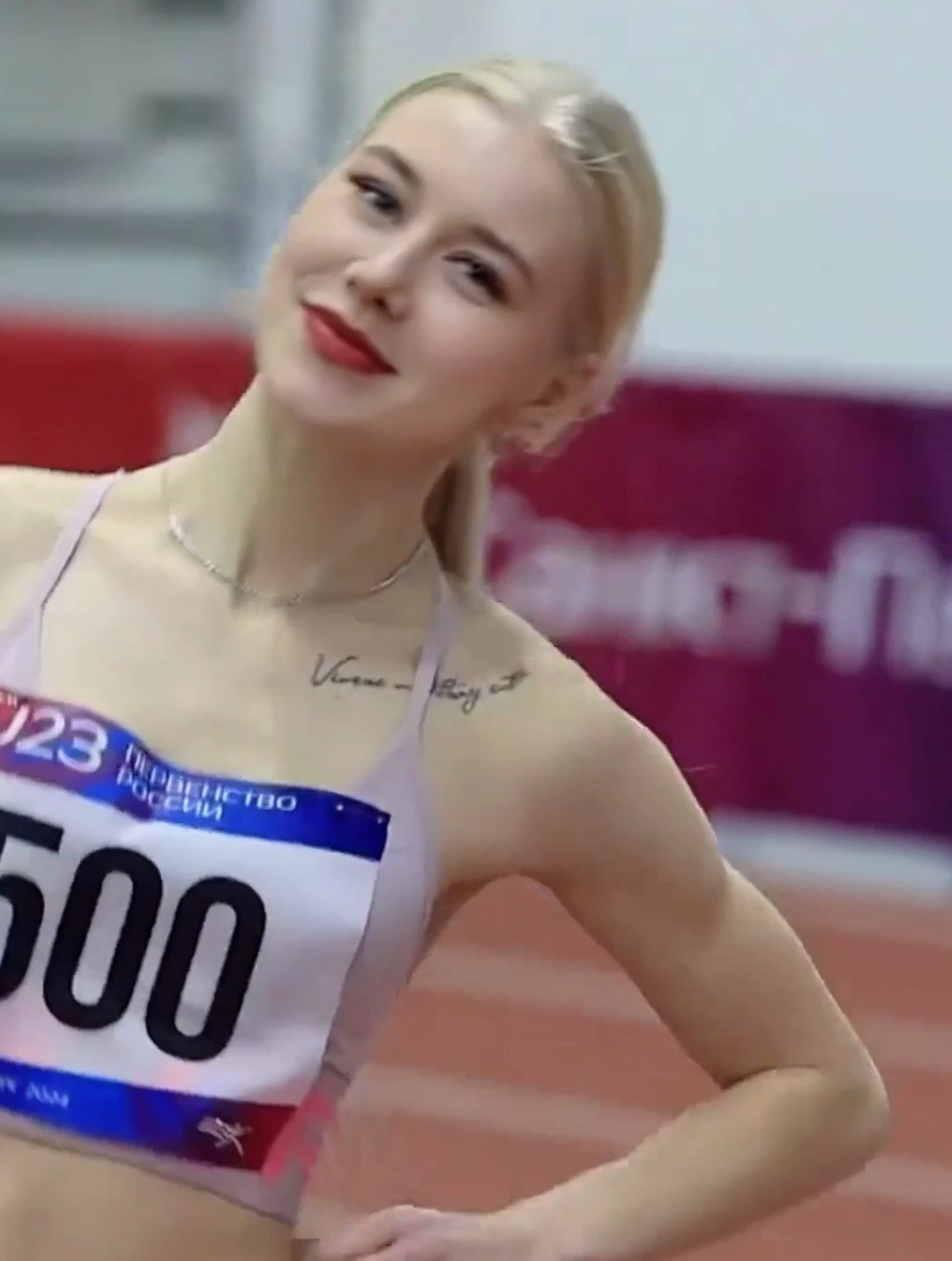 撑杆跳的调皮美女运动员