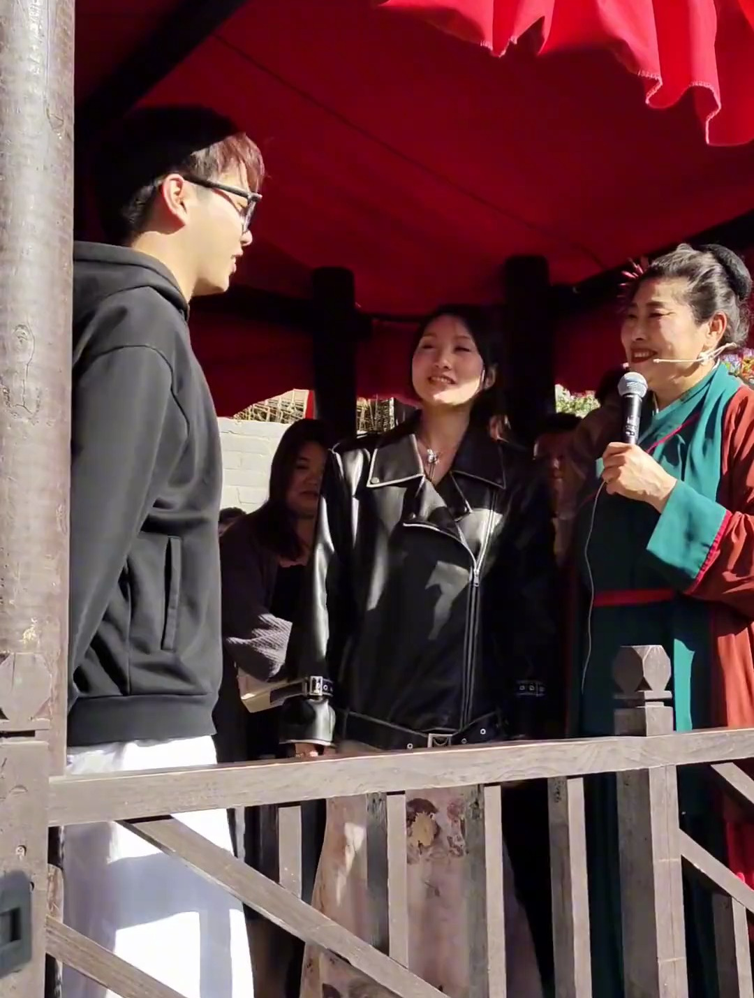 多才多艺的拉丁舞老师现场表演,两人很般配