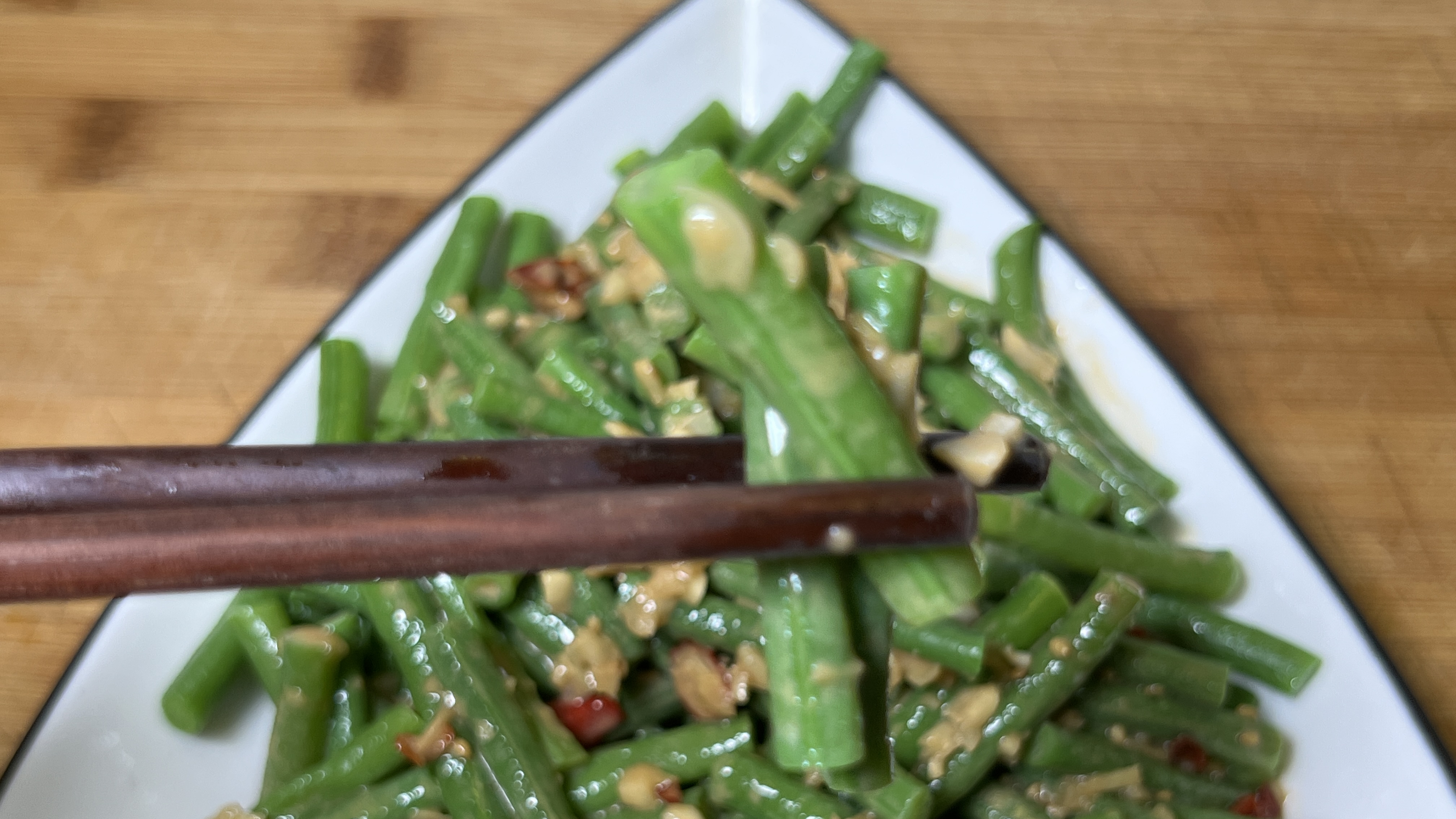 天热了凉菜很受欢迎,一把长豆角和一勺芝麻酱做美味凉拌菜,好吃