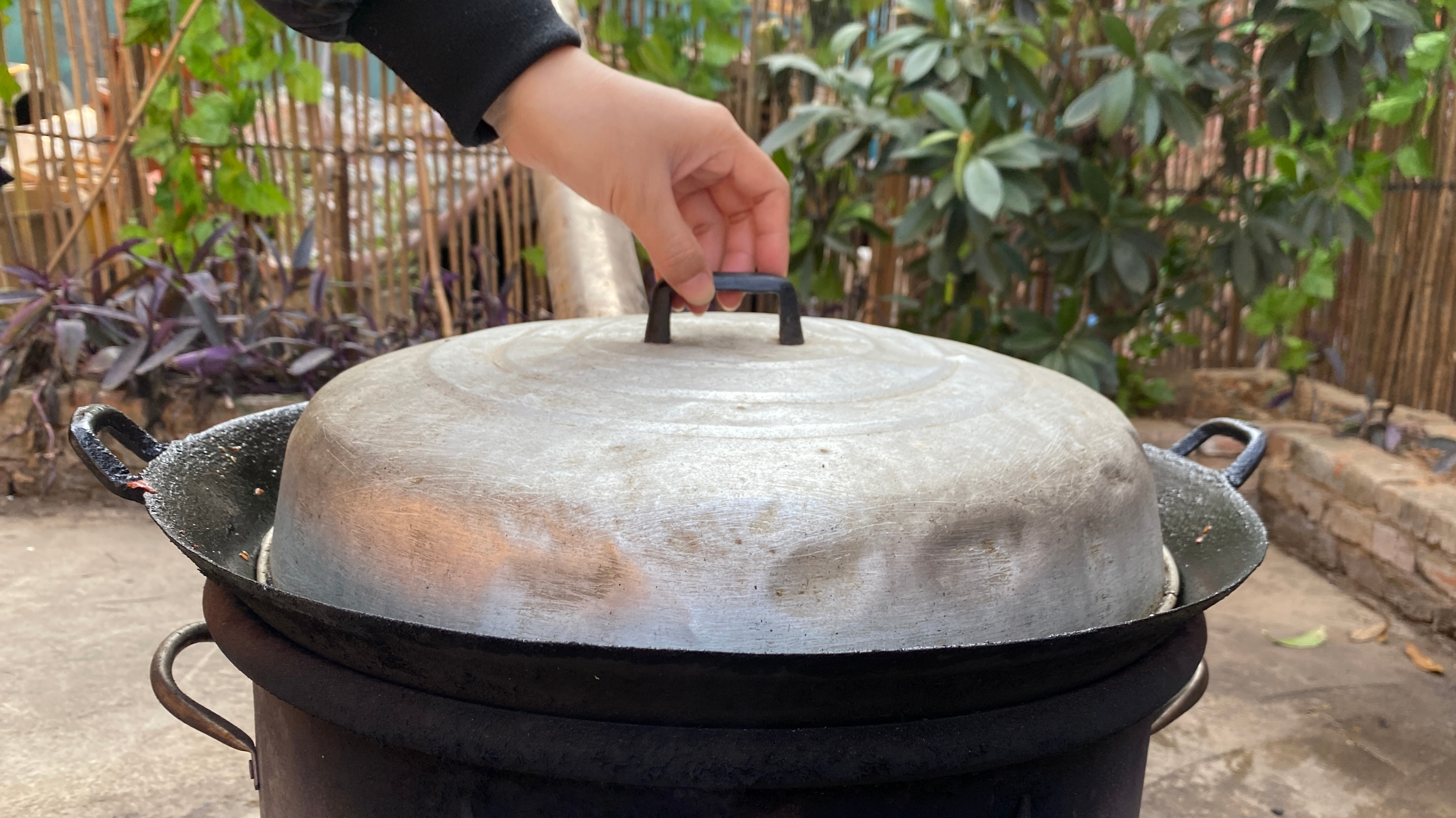 在湖南,有一大锅香喷喷狗肉就够了,打开锅盖那一刻,太美味了