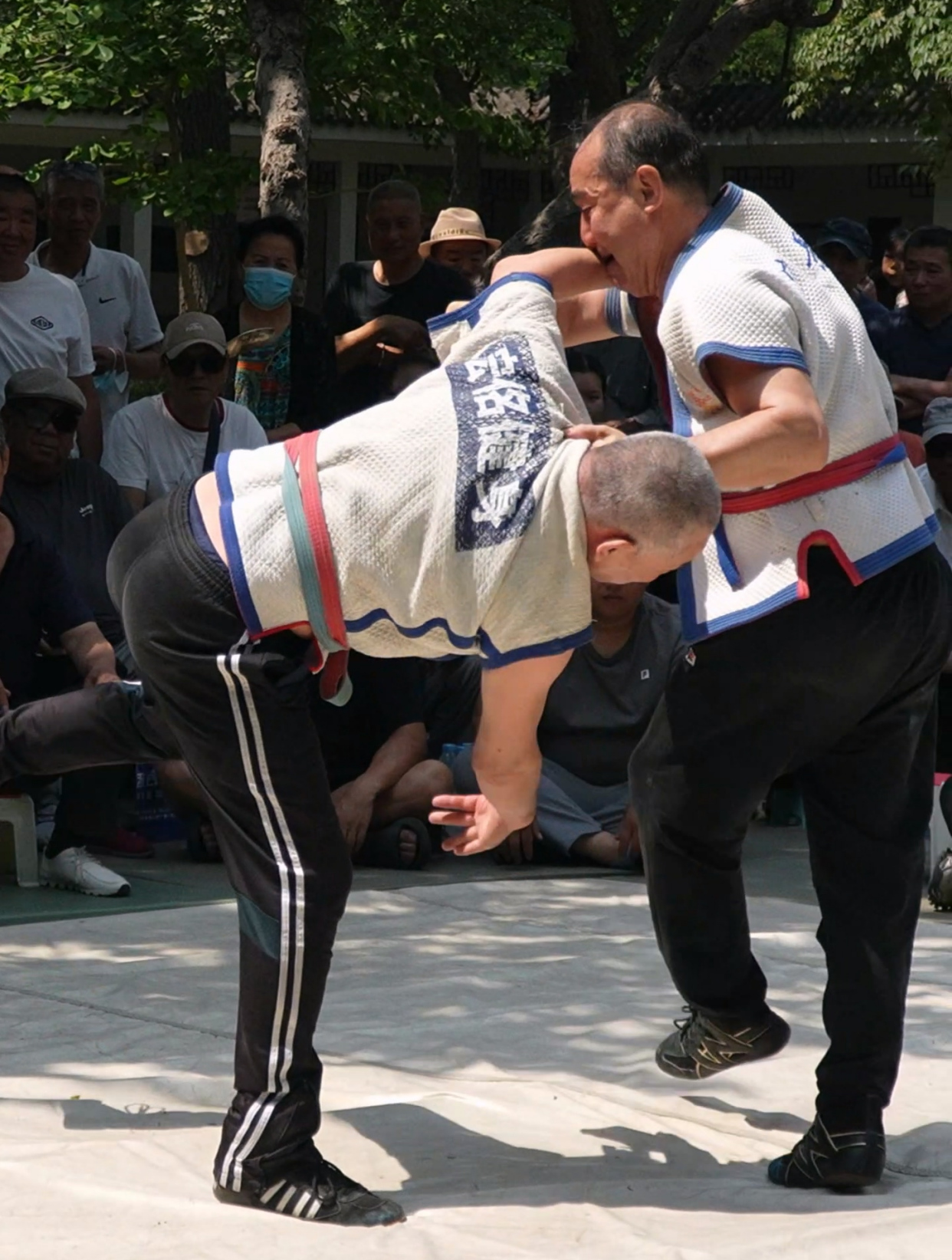 天津摔跤,又把大爷摔美了