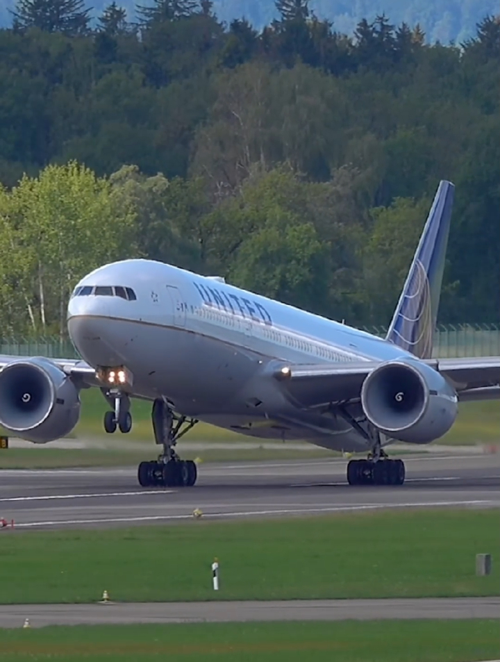 联合航空波音777-200起飞前往旧金山