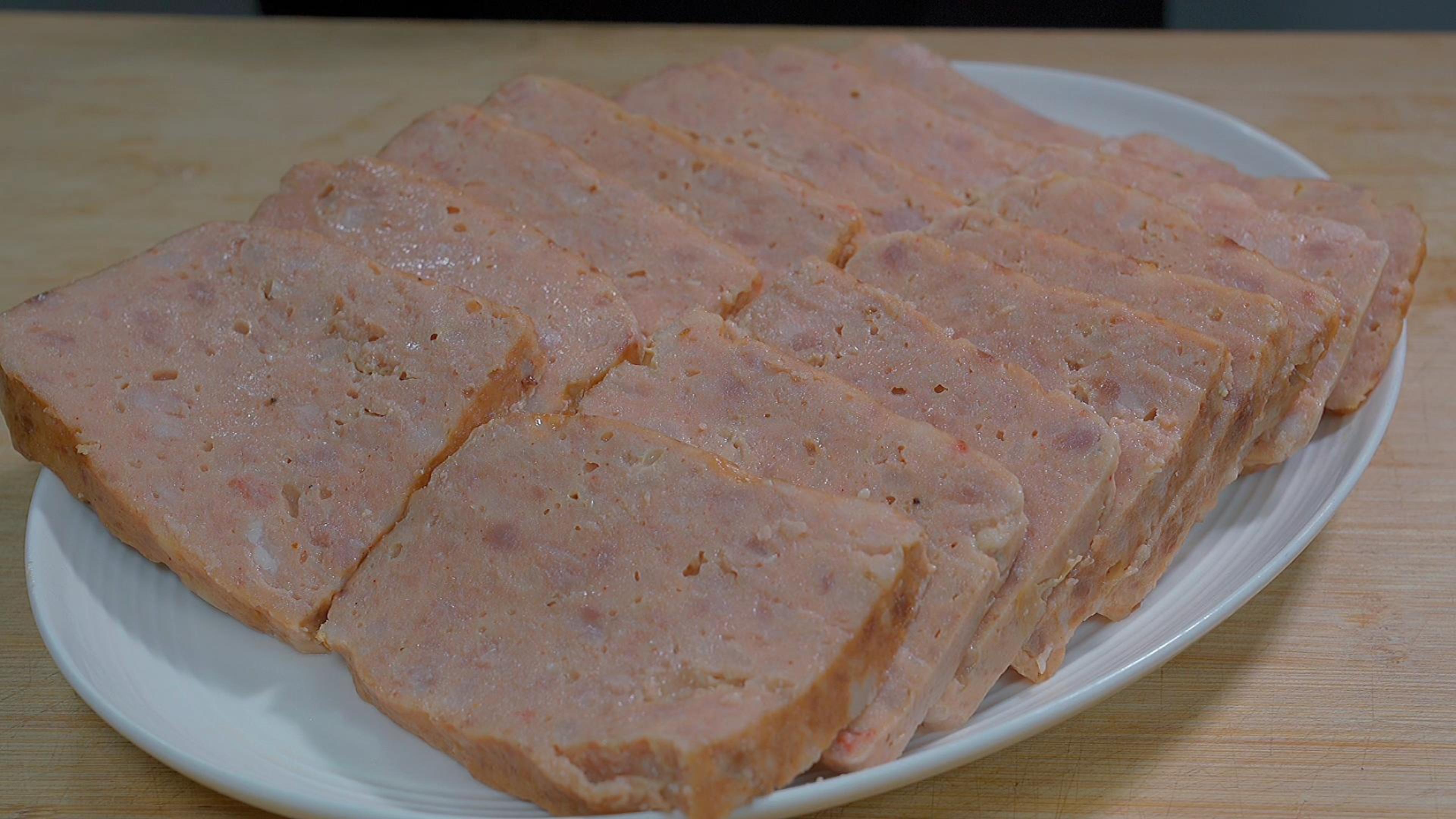 我家孩子最喜欢吃午餐肉，但我从不在外面买，自己在家做干净卫生