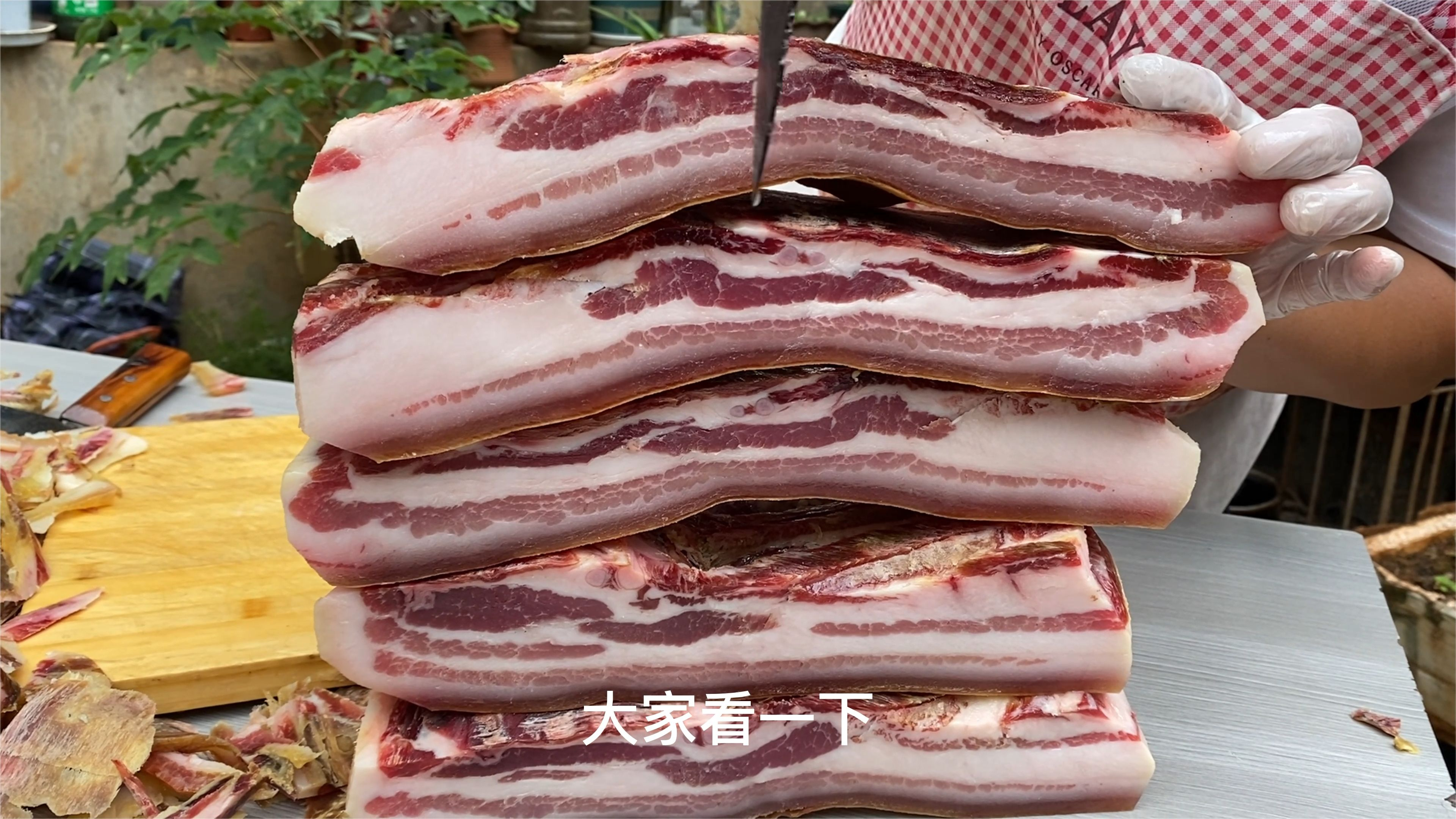10多斤的无骨五花肉,肉质肥瘦分明,香味扑鼻,一块够吃好几顿了