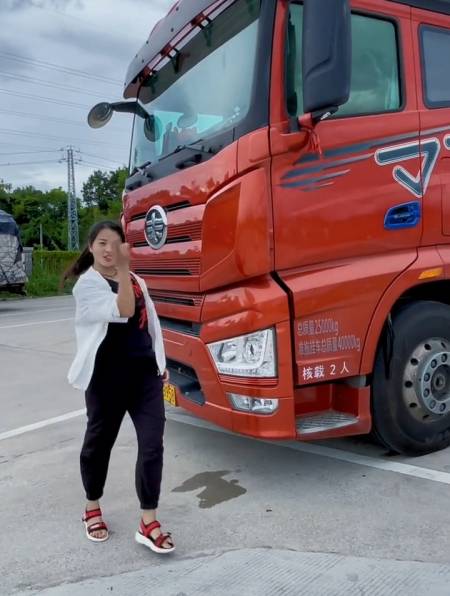 开22米长的卡车女司机,走路要快,动作要帅不攀比,不羡慕-度小视