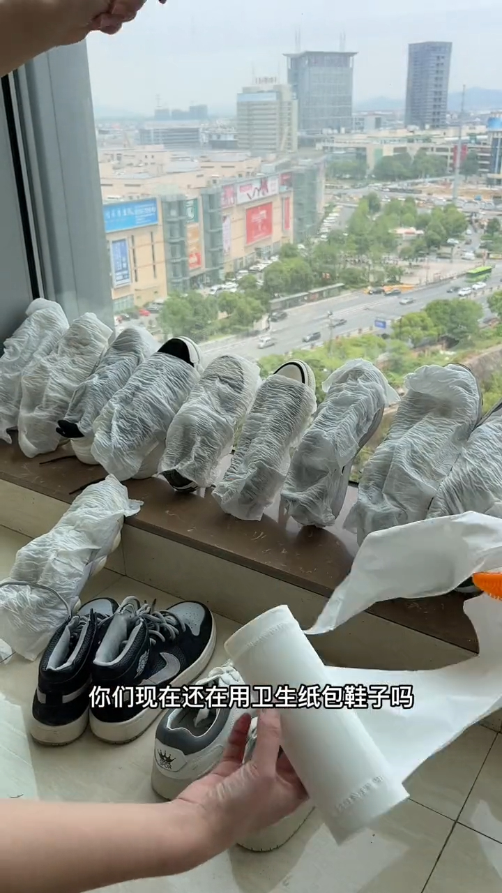 喜欢穿小白鞋的套上这个防尘袋晒出来的鞋子干净不发黄