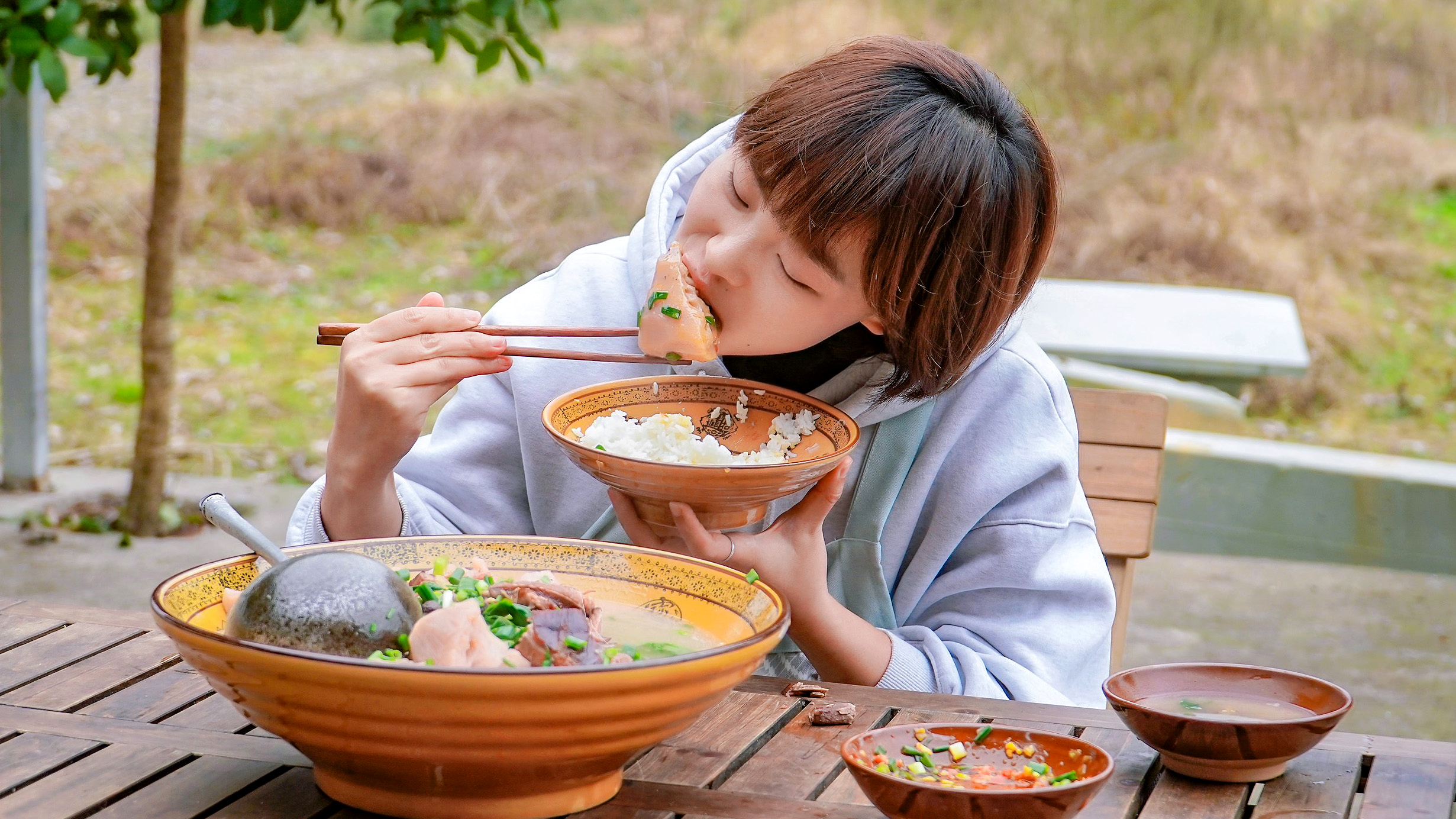 秋妹取坨腊排骨，和莲藕豌豆尖一起炖，打个蘸水啃起吃超过瘾