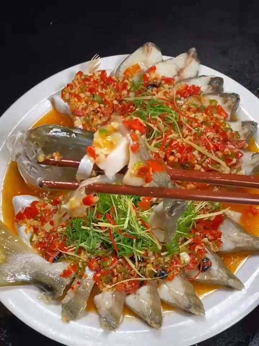 剁椒蒸金鲳鱼,你在家一定要试试,超好吃