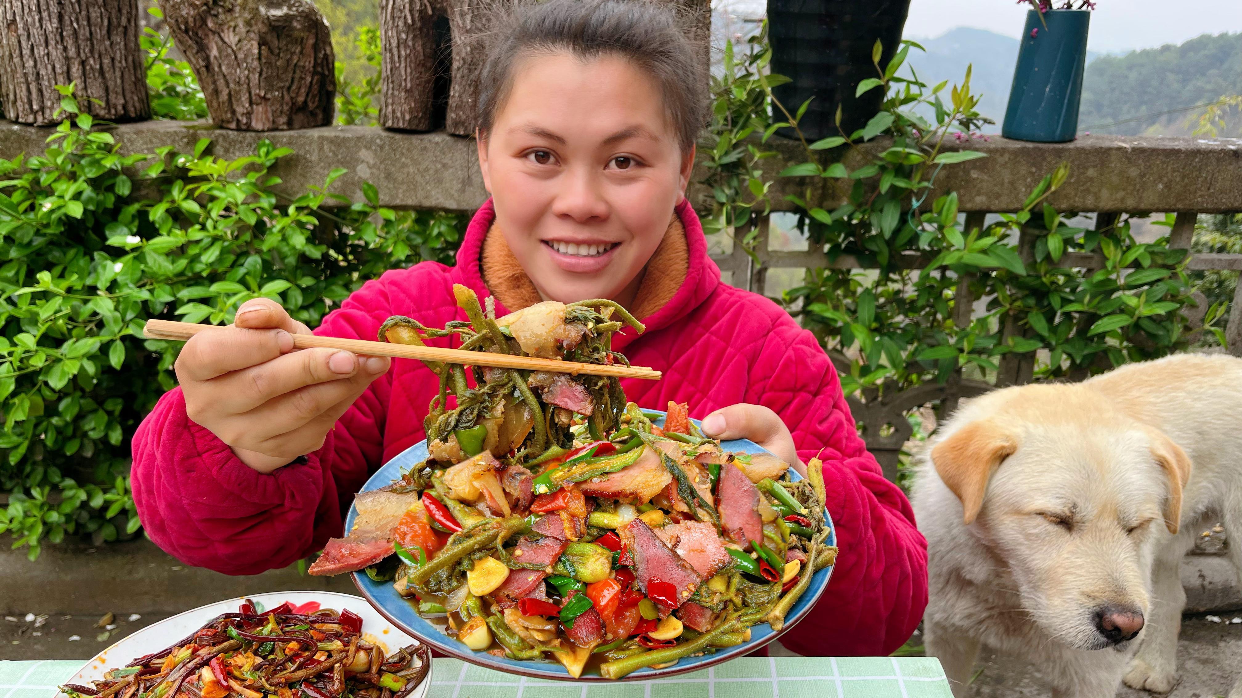 今天欧妹炒个酸辣蕨菜,再拿块腊肉炒刺芽,配碗蛋汤简单吃一餐