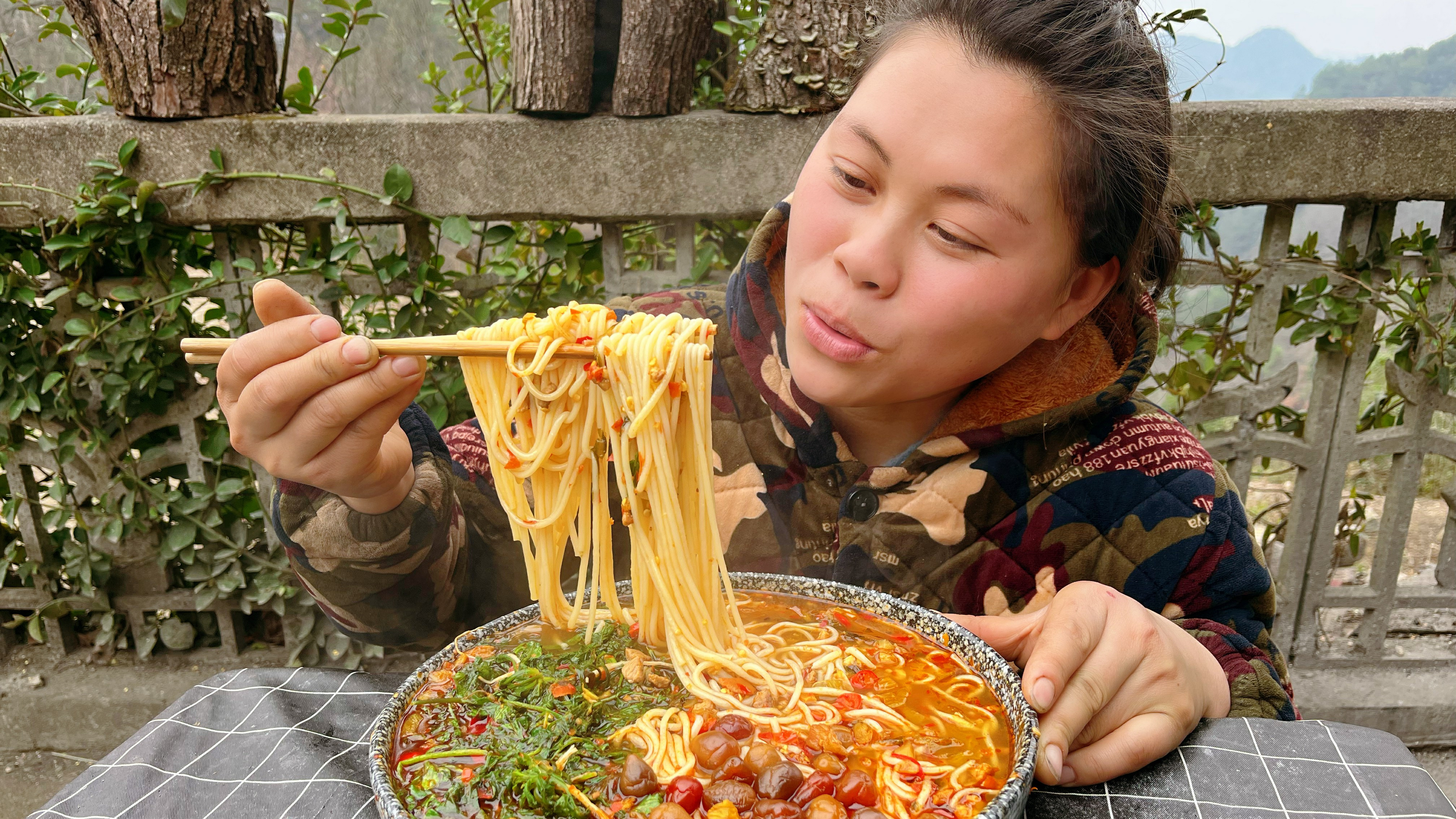 欧妹今天挖了些野菜,再煮一大碗酸辣粉,配上泡椒大口嗦粉真过瘾