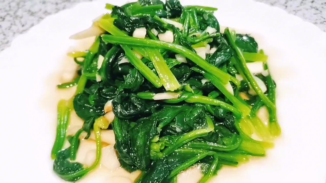 不涩口又嫩的清炒菠菜简单做法,菠菜先焯水再清炒,美味又健康