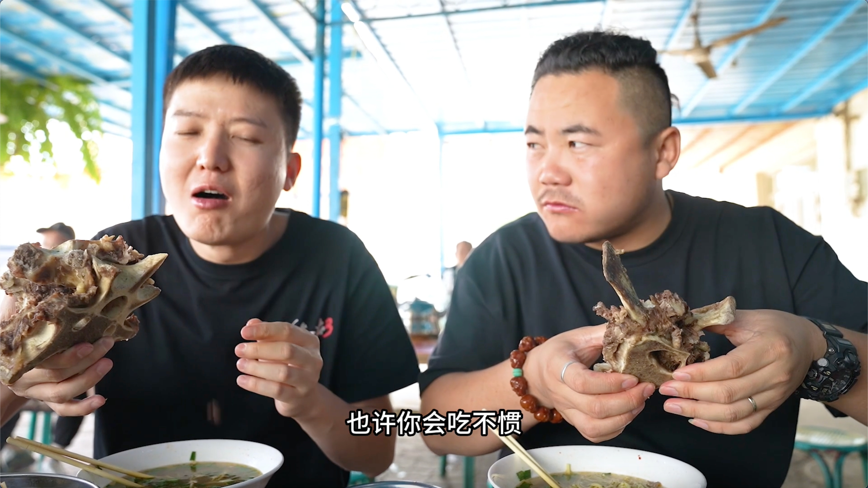 新疆吐鲁番“酒鬼汤面”?早餐清汤面牛骨头8元/份,吃完满血复活