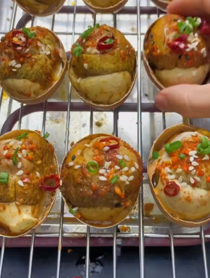 活珠子就要烤着吃,还的是香辣的,绝绝子好吃-度小视