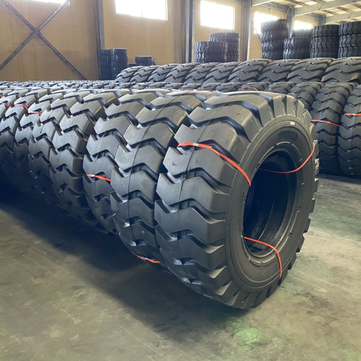 5-25铲车矿产高温轮胎50装载机轮胎17.5-25总成建筑工程