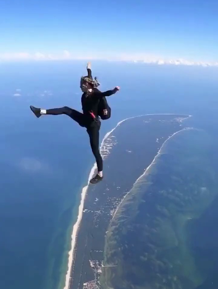国外美女高空花式跳伞,动作眼花缭乱,最后转成了大风车的感觉!