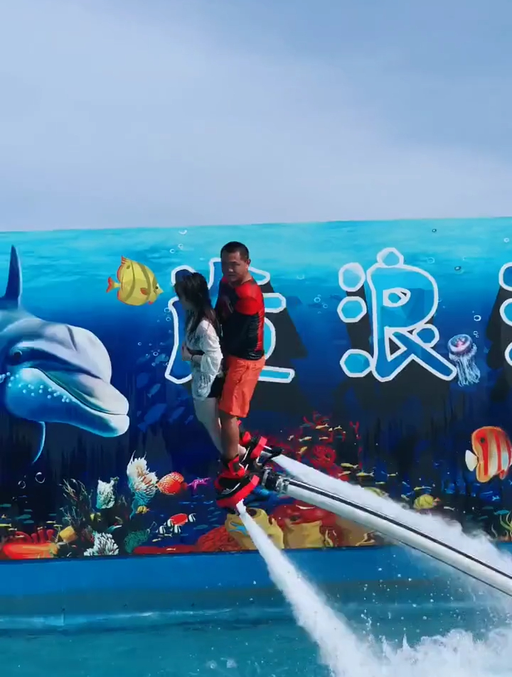 带老婆体验水上飞人,教练的动作,暴露了人品!-度小视