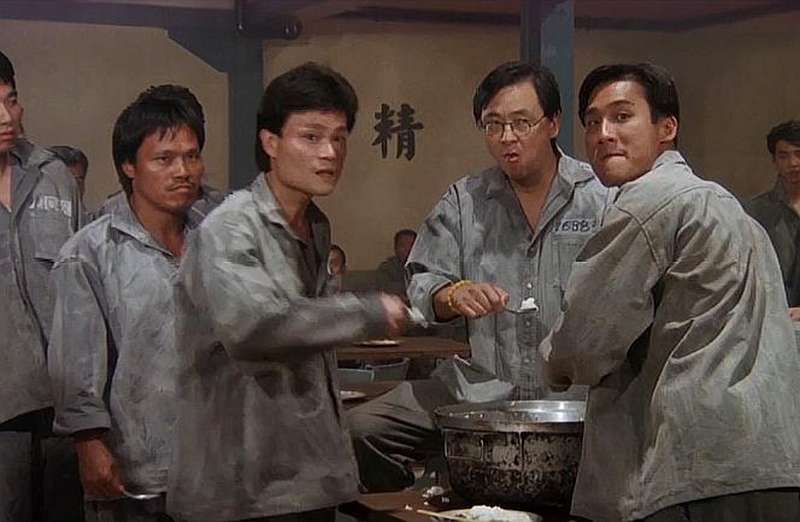 狱警刁难监狱老大,让他吃完一桶米饭,结果大家排着队来帮忙,影视,犯罪片,好看视频