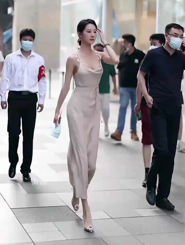 街拍美女:敢穿就别捂,穿抹胸裙怕人看见,一直挡着-度小视