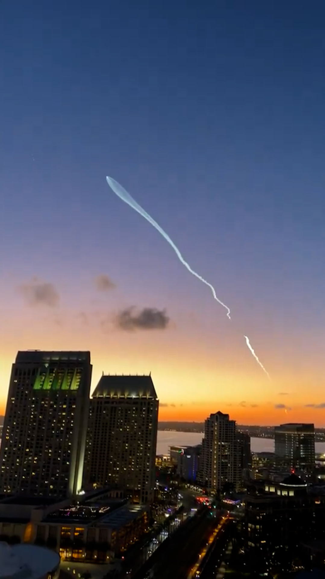 spacex猎鹰9号发射21颗卫星升空美网友拍下夜幕划过水母云