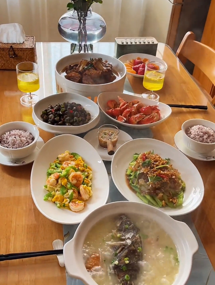 今天闺蜜来我家吃饭,我花80块做了五菜一汤,我是不是太会过日子