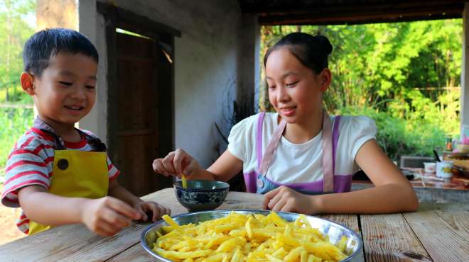 [图]自己动手丰衣足食，姐弟俩一起合作炸薯条，小宝吃得停不下来