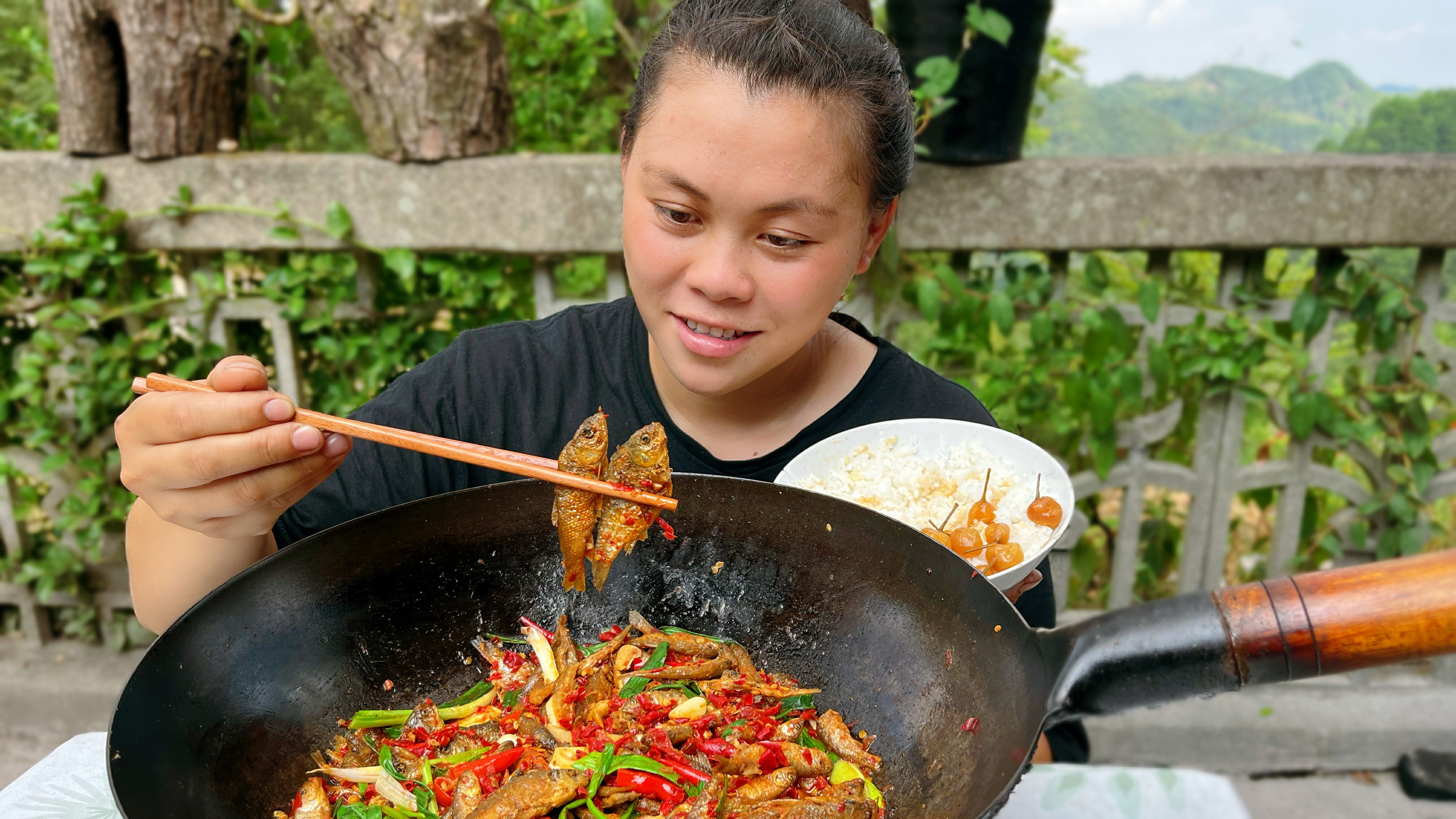 今天做个酸辣小河鱼,配着泡椒一口一个,下酒下饭欧妹辣得直冒汗