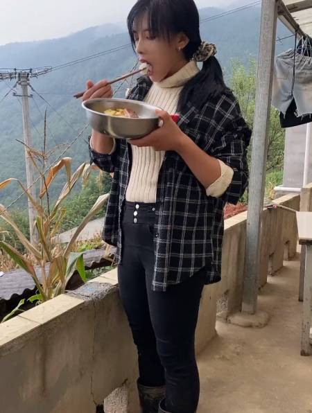 2022-09-09545小凉山沐媚吖1.82万粉丝  关注卡卡这是什么情况?