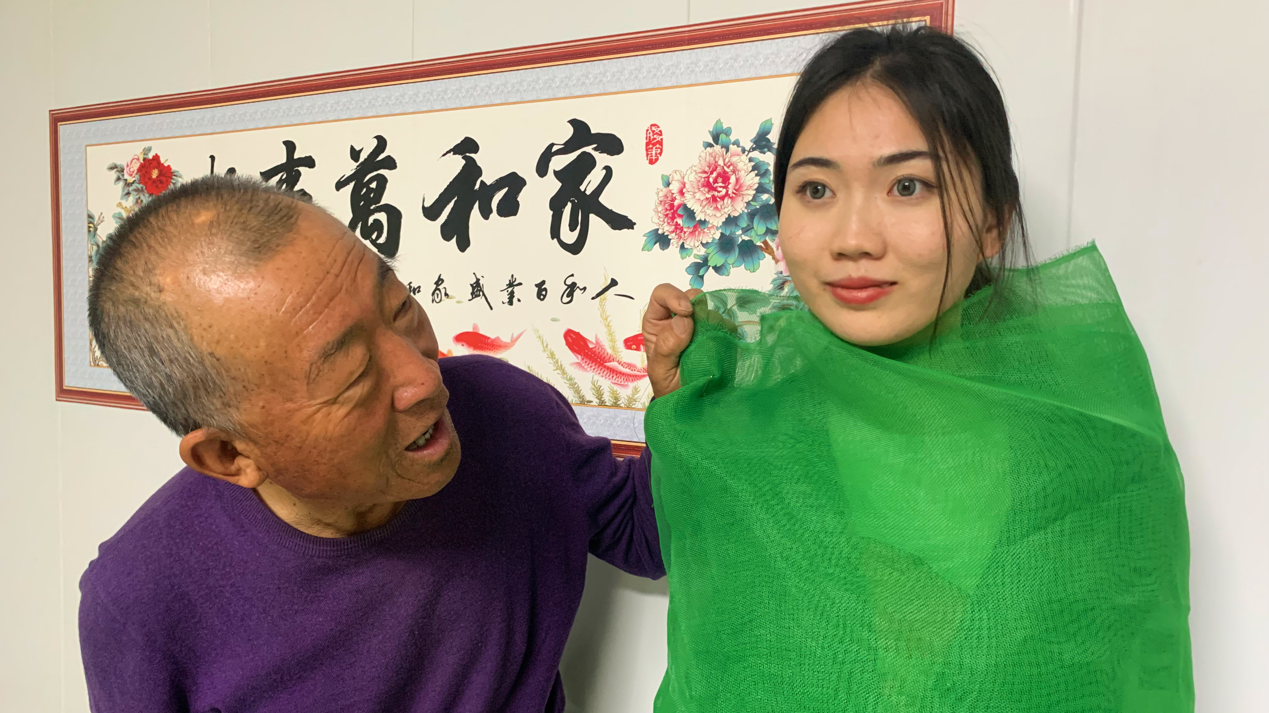 大爷买了个美女机器人,不料刚开机就挨了几个大嘴巴子,结局真逗