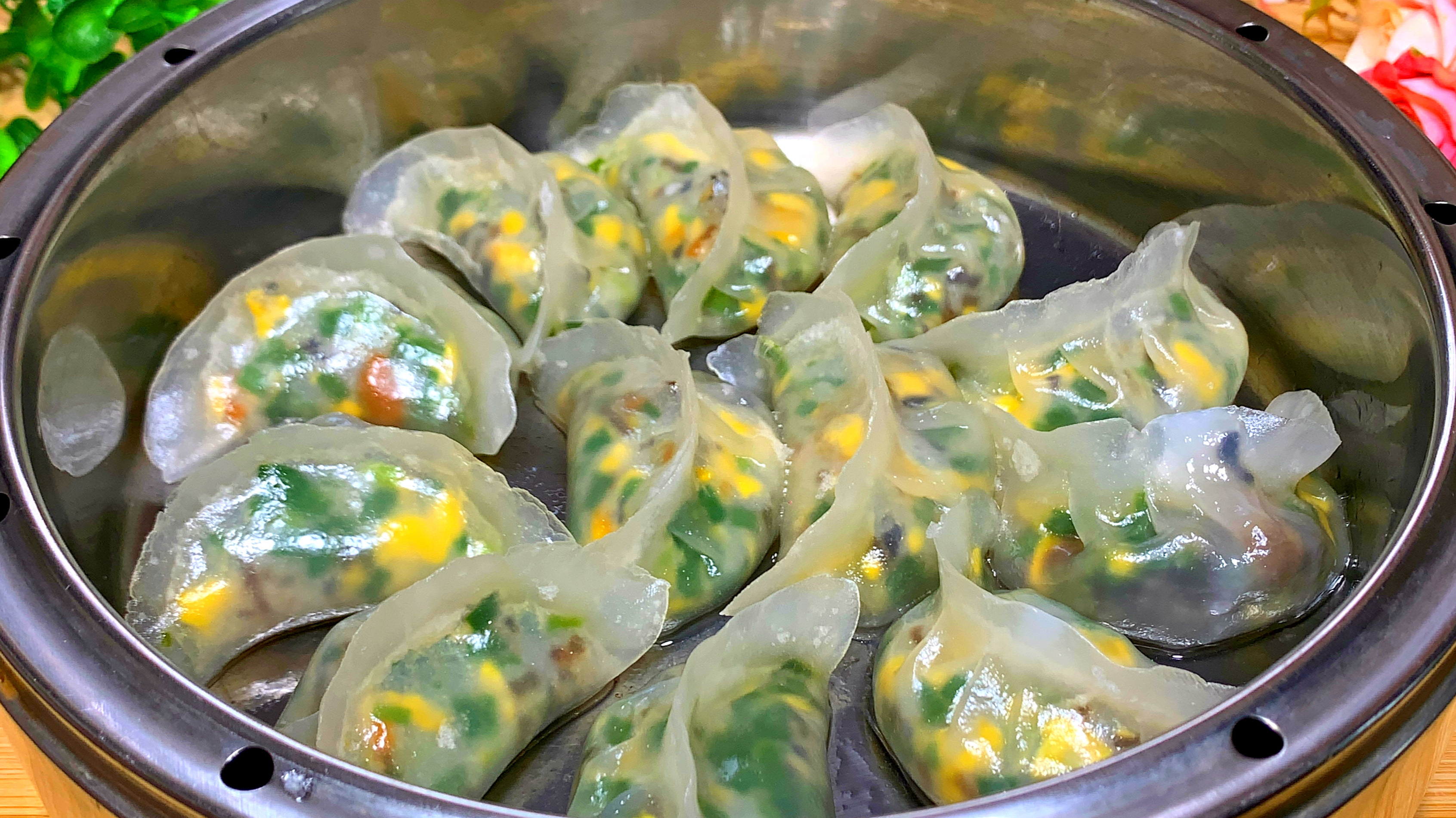 春天要多吃蒸饺，这做法不用醒面省时省力，个个晶莹剔透味鲜美