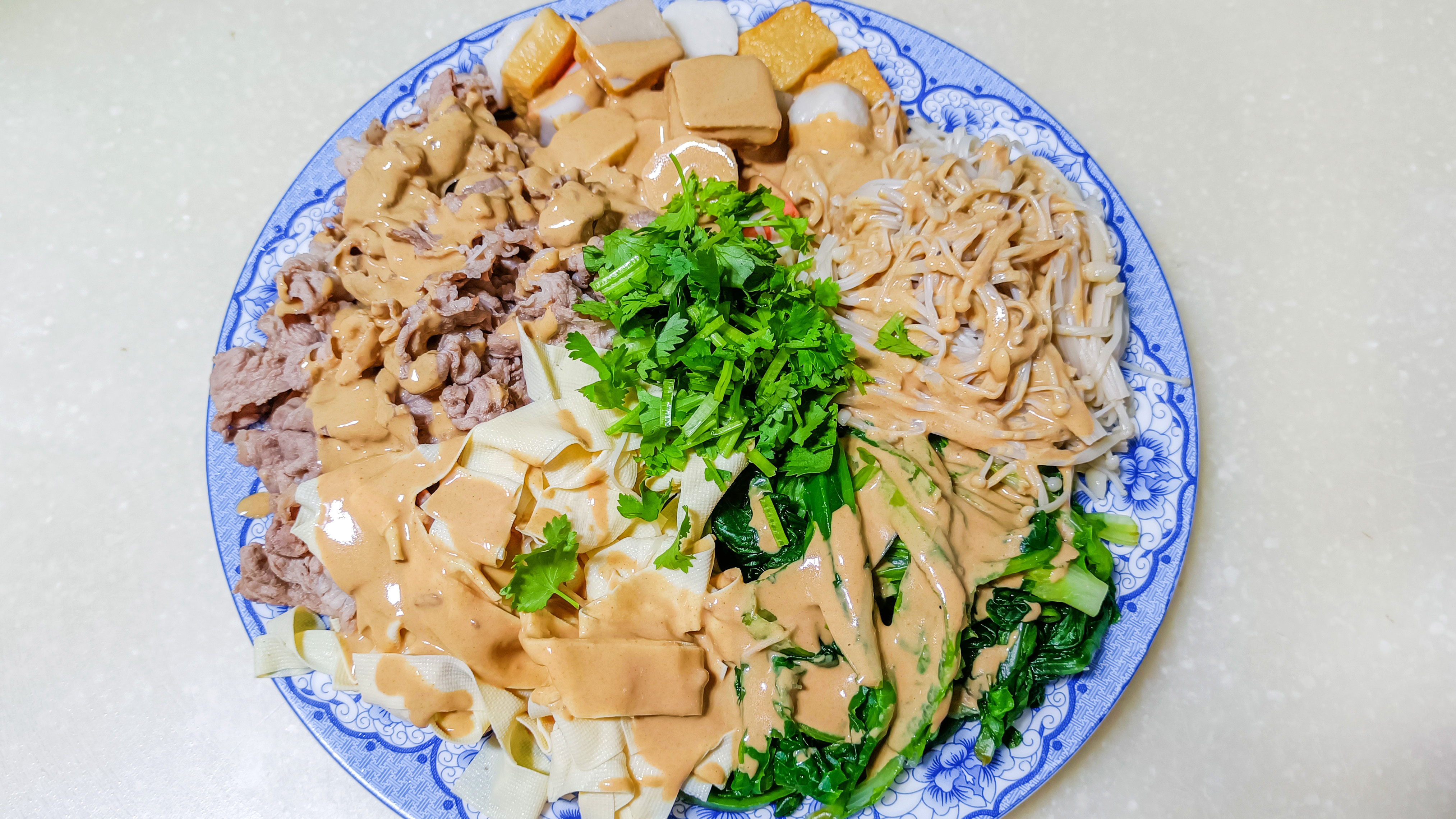 火锅羊肉片凉拌做法,夏天也能吃火锅,味道独特,麻酱香气扑鼻