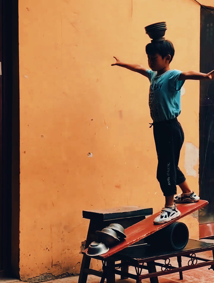 杂技表演-脚踩滑轮头顶碗杂技,小孩儿真牛!-度小视