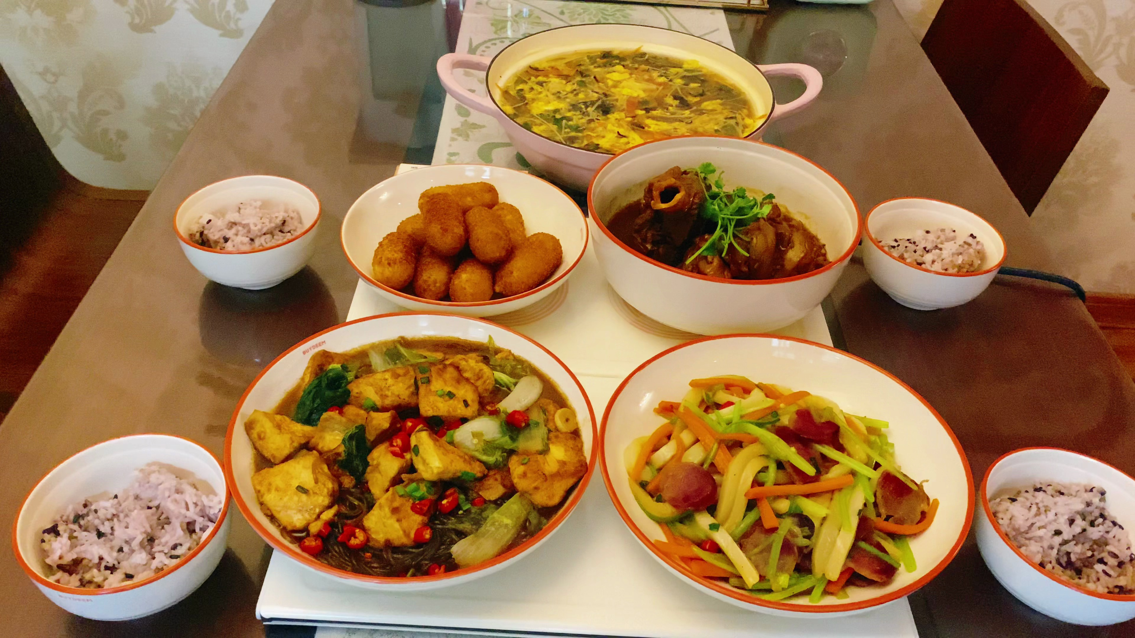 天冷了,午餐做了红烧酱大棒骨和三个家常菜,荤素搭配,太香了