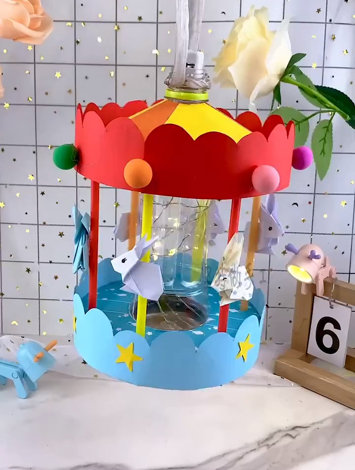 饮料瓶不要扔,加上快递盒子一起做一个旋转木马灯笼-度小视