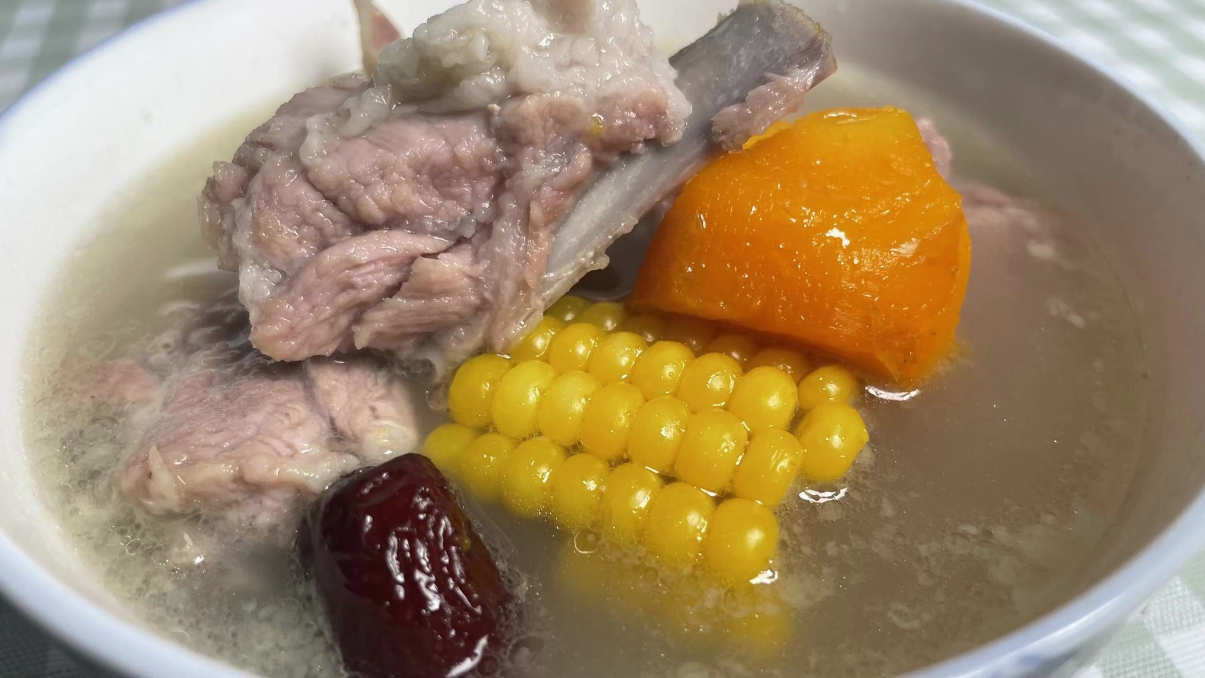 玉米排骨汤这么做,肉嫩汤甜,不腥不柴