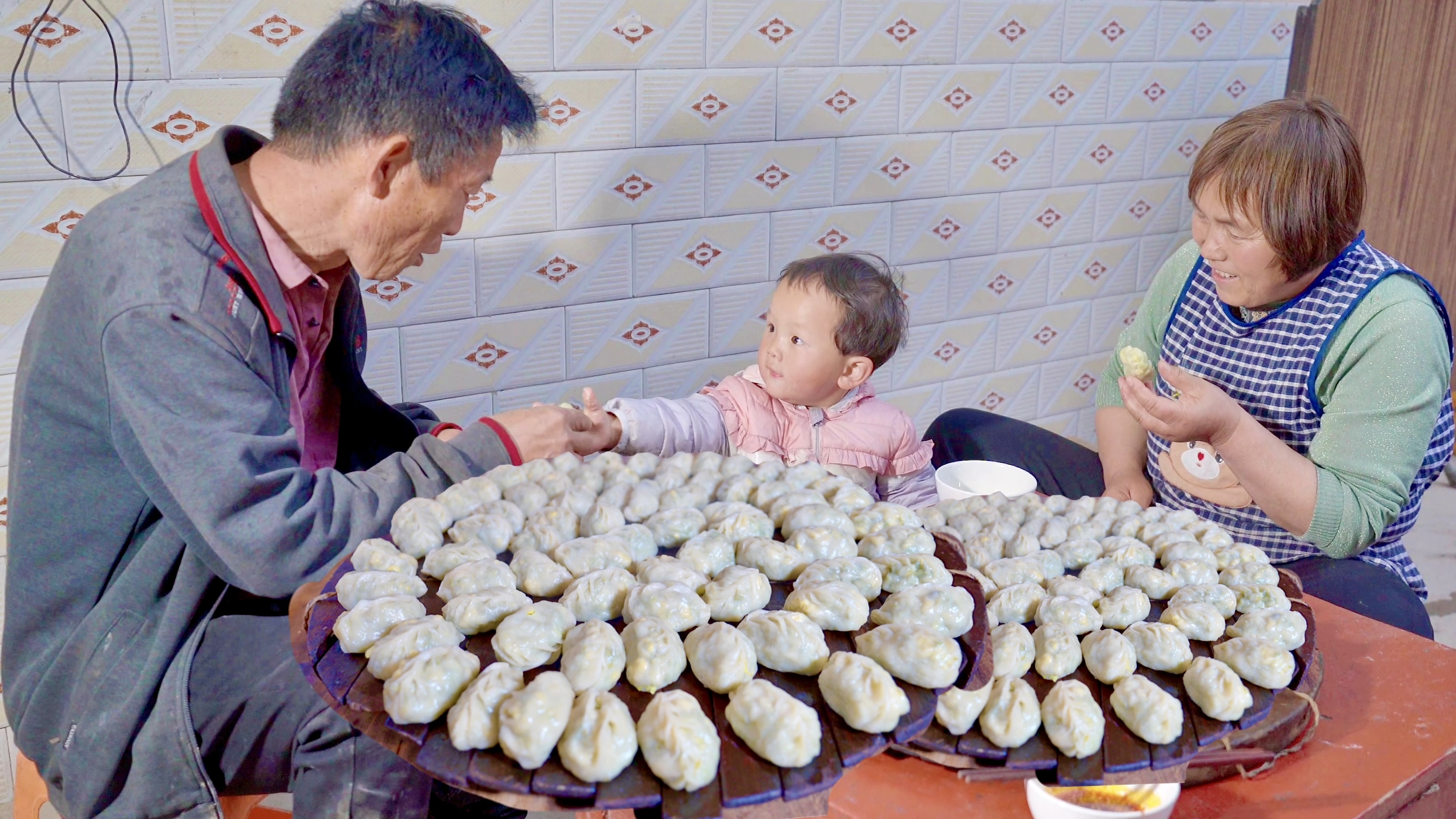 摘一些洋槐花,蒸一锅槐花蒸饺,蘸辣子醋水水香的很!