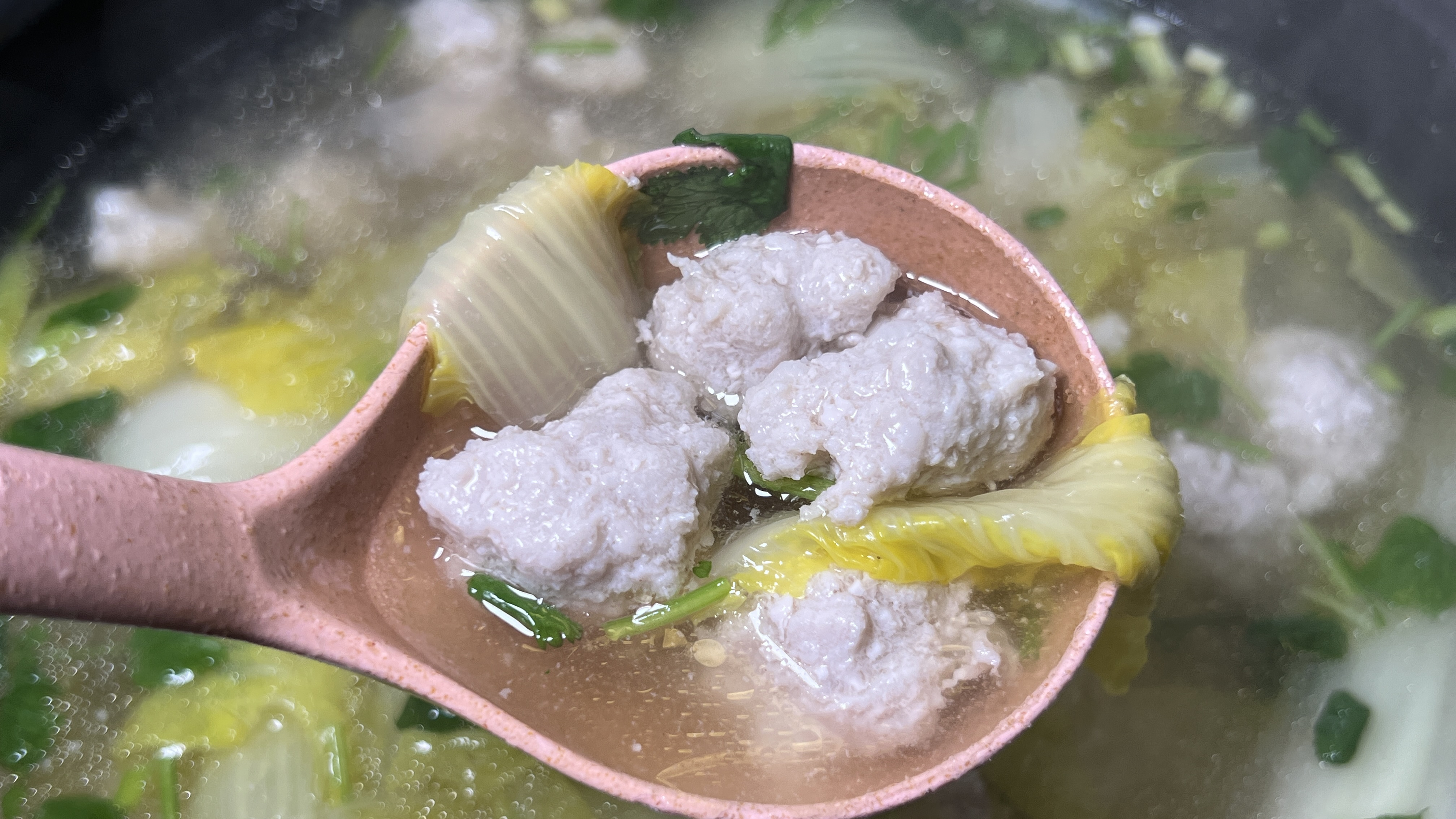 丸子汤在家这样做，加入娃娃菜味道更佳，丸子Q弹爽滑，汤鲜味美