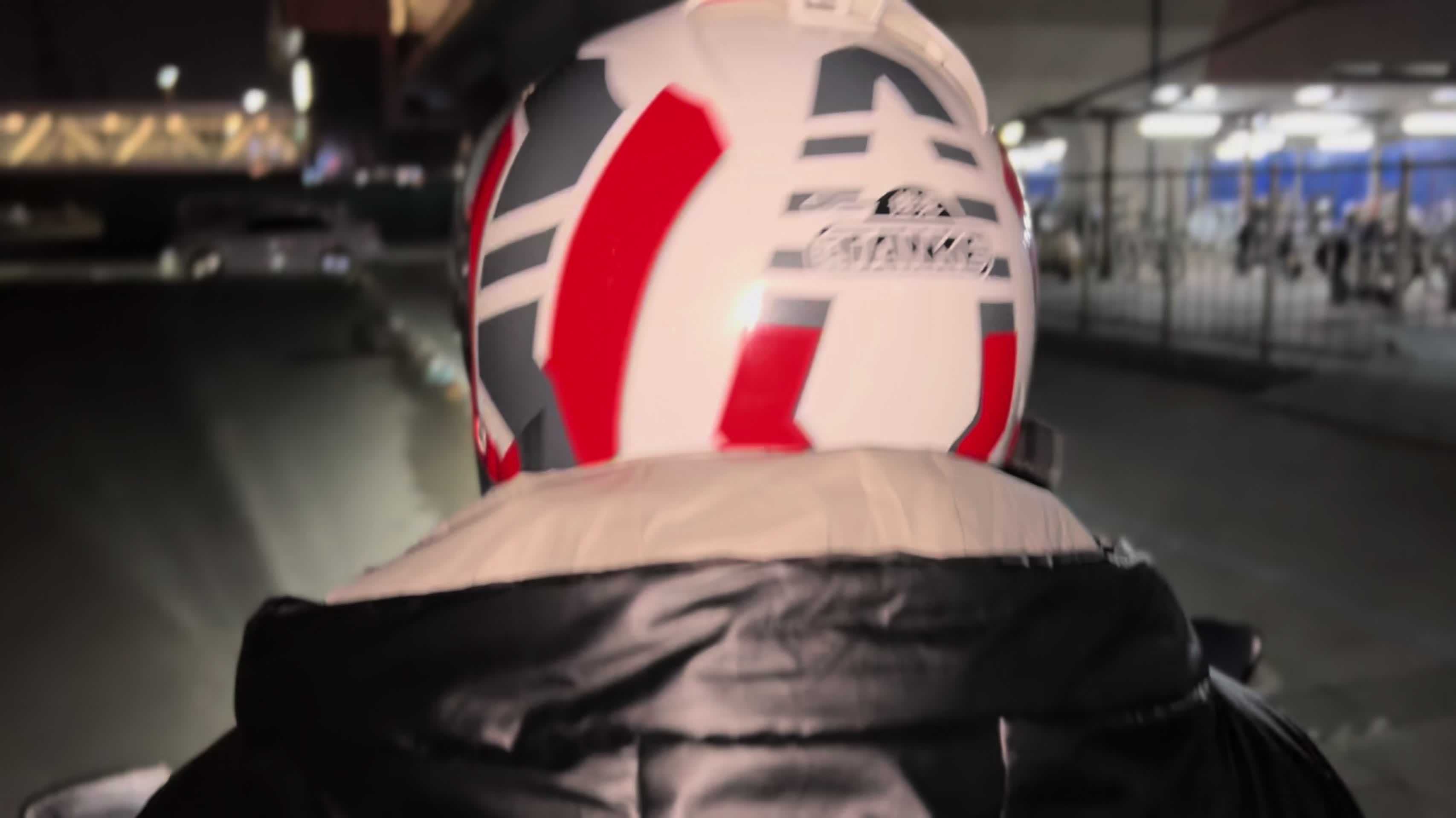 泉哥休息第一天,小胖下班带她吃驴肉馅饼吃饱喝足再看个电影,爽