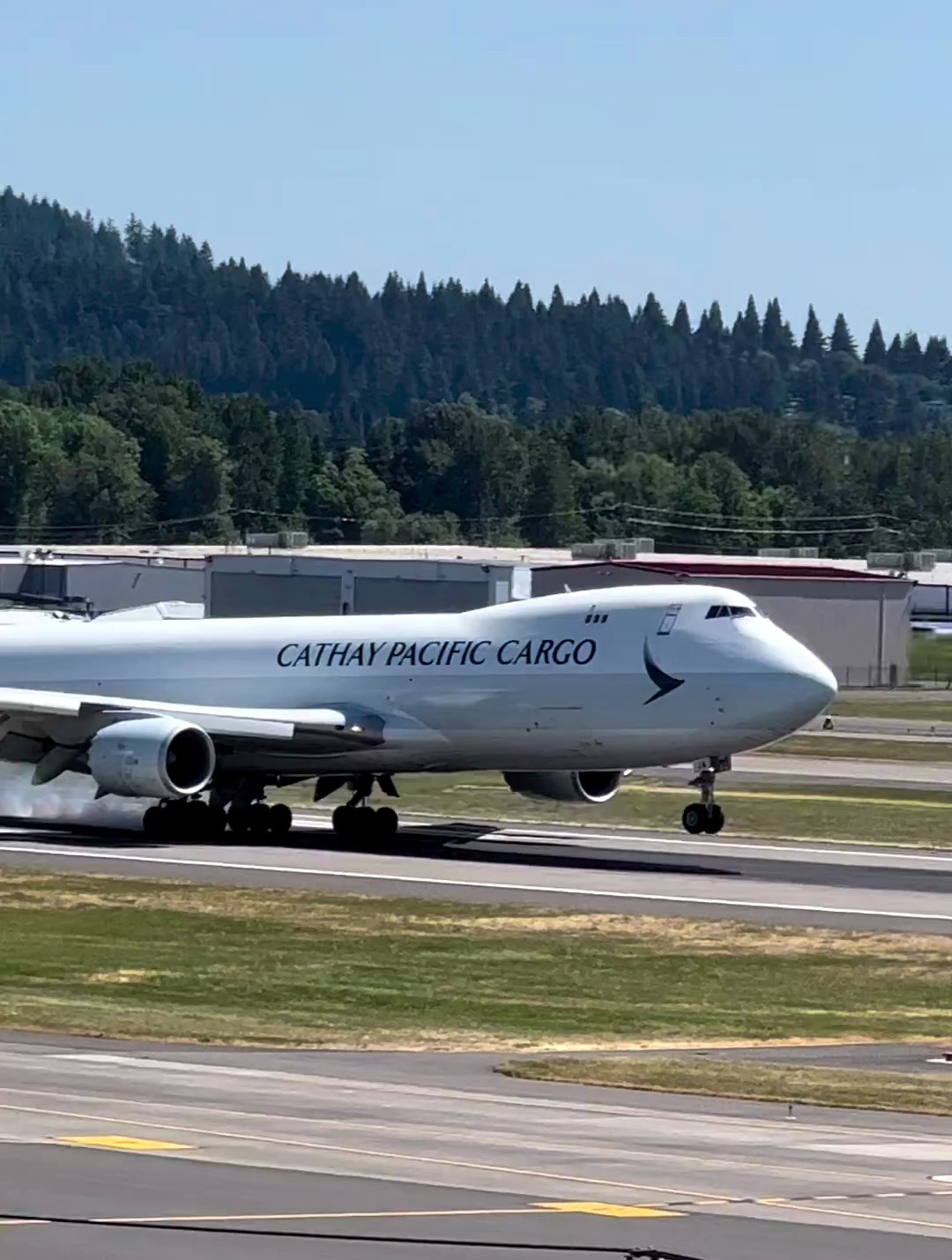 波音747在跑道上降落