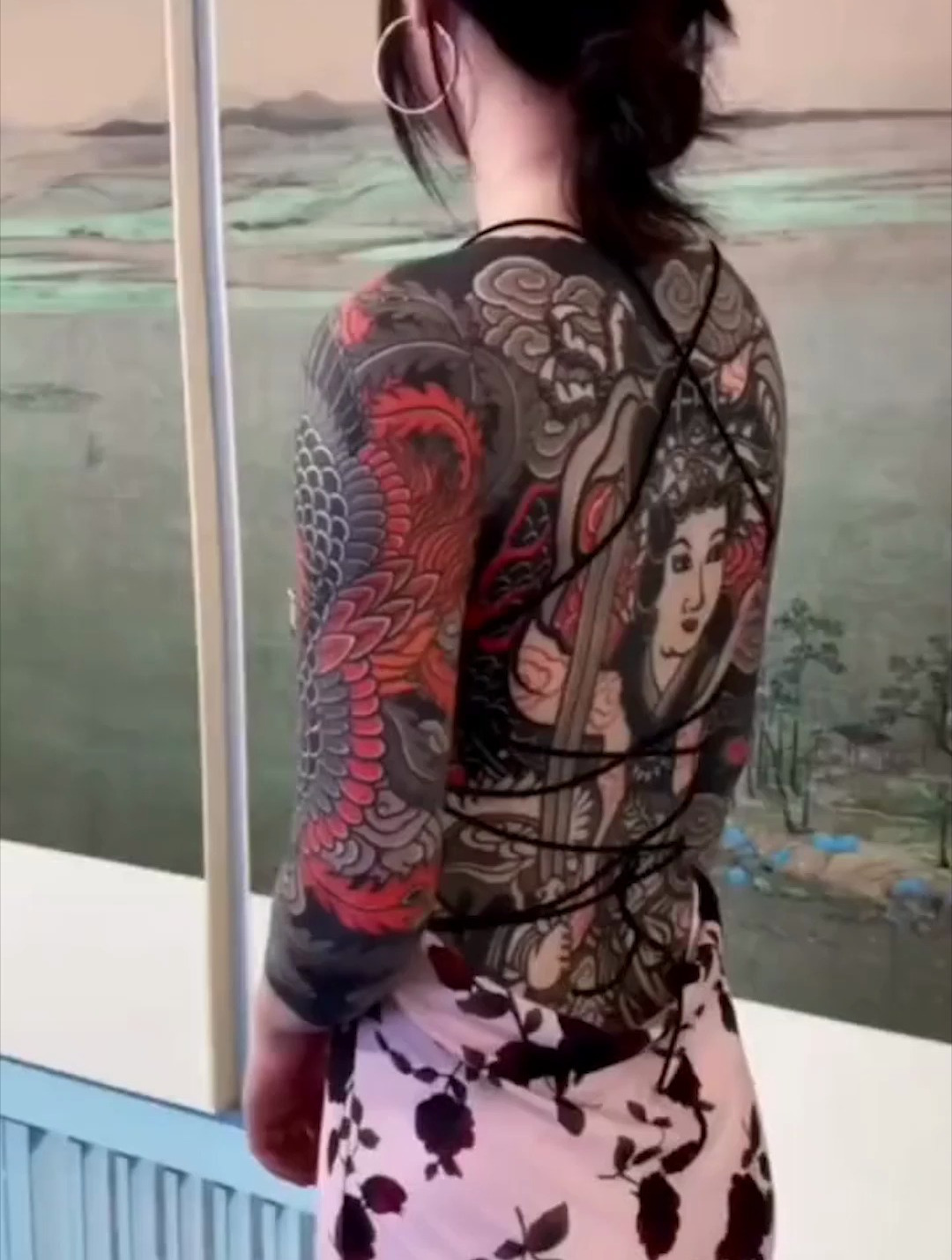 满背女孩,花臂女神,不用转身,我就知道他是大哥的女人