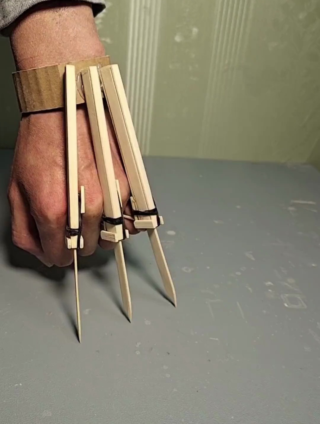 教你用竹片做个好玩的金刚狼爪痒痒挠