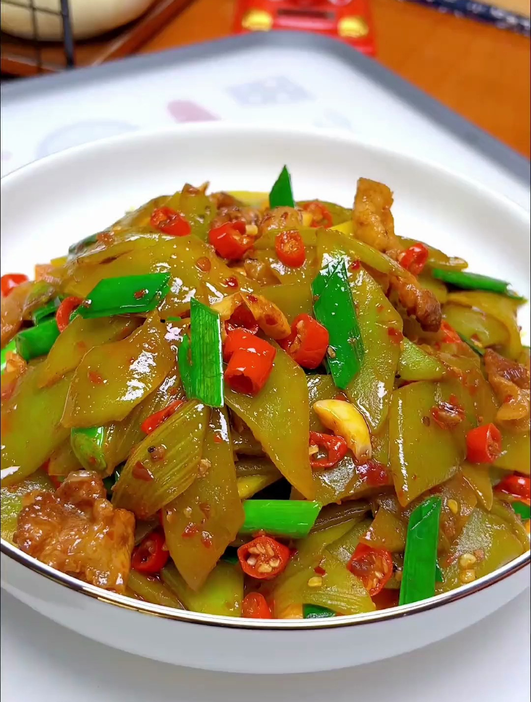 干锅莴笋炒肉 香辣爽口
